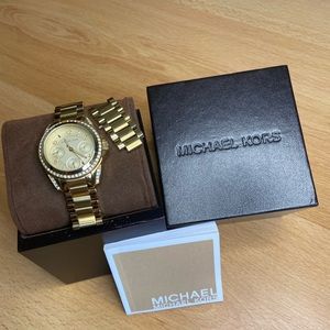 Authentic Michael Kors watch with original box💜